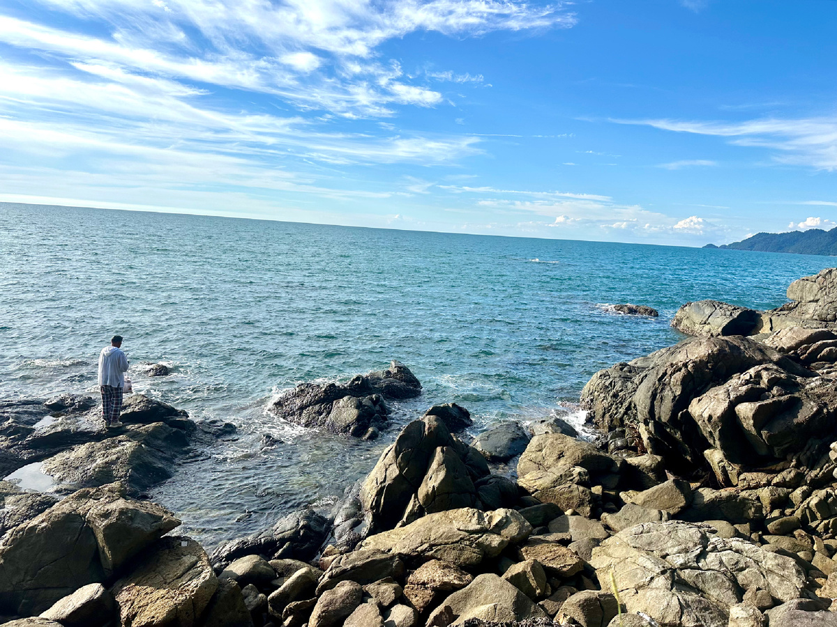 Каменистый пляж.