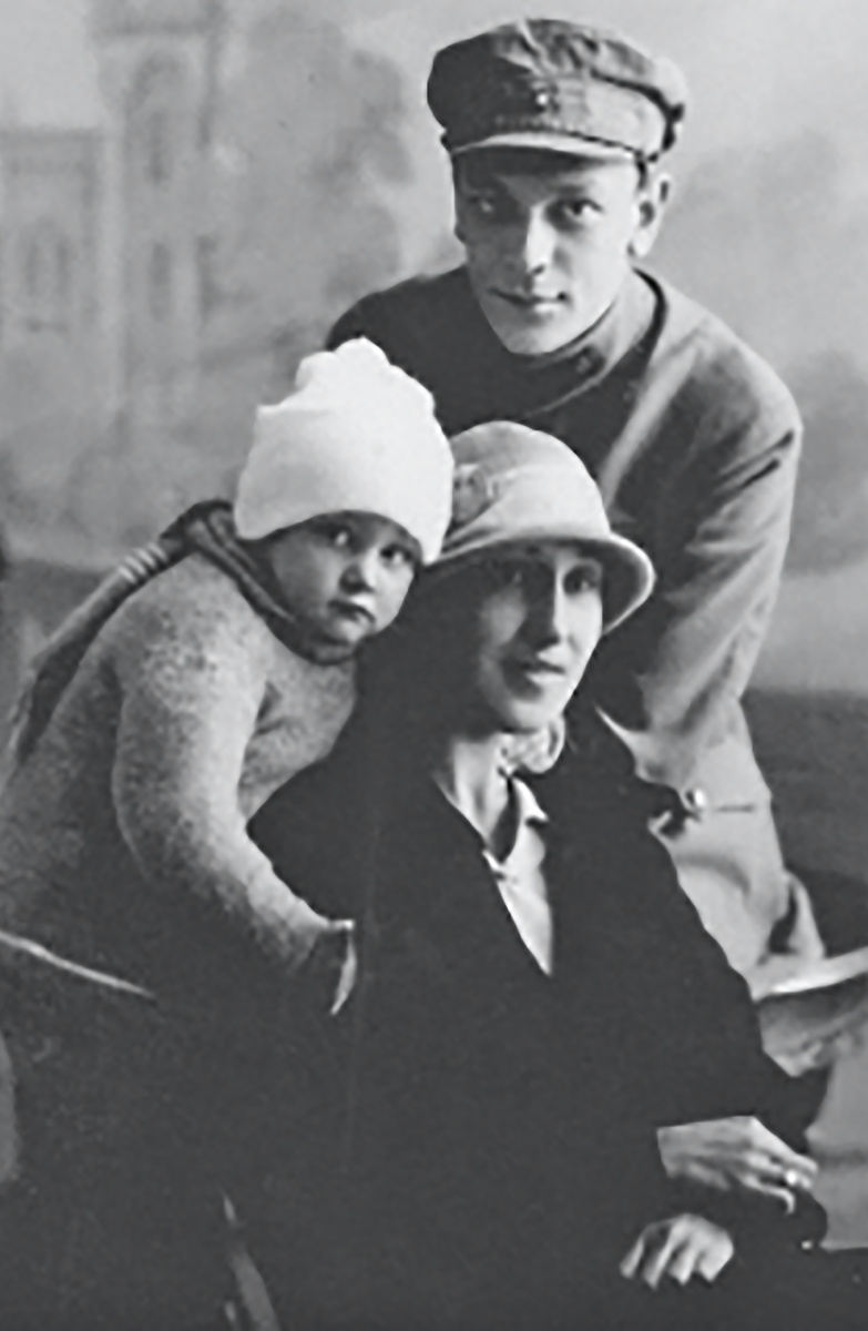 Володя с отцом Михаилом Никифоровичем и мамой Татьяной Сергеевной Ахутиными. Фотография из архива семьи Ахутиных, публикуется с разрешения дочери Д.В.Ахутиной
