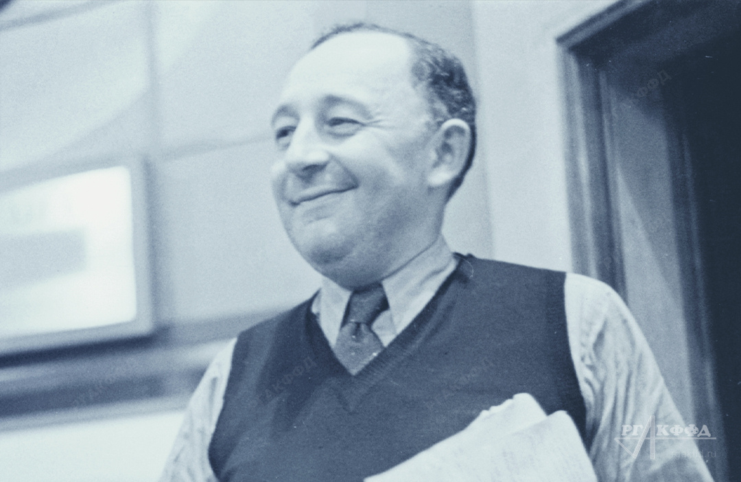 О.Н. Абдулов ведёт передачу из студии Всесоюзного радио / Москва. 1941 г. / РГАКФФД. Арх.№ 0-378846