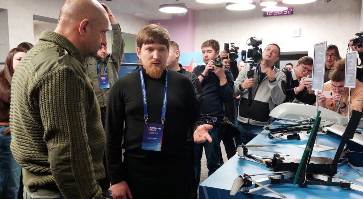 Владимир Ткачук представил Артему Жоге новейшие модификации дрона «Упырь».  Фото: ФедералПресс /Дмитрий Мигалин