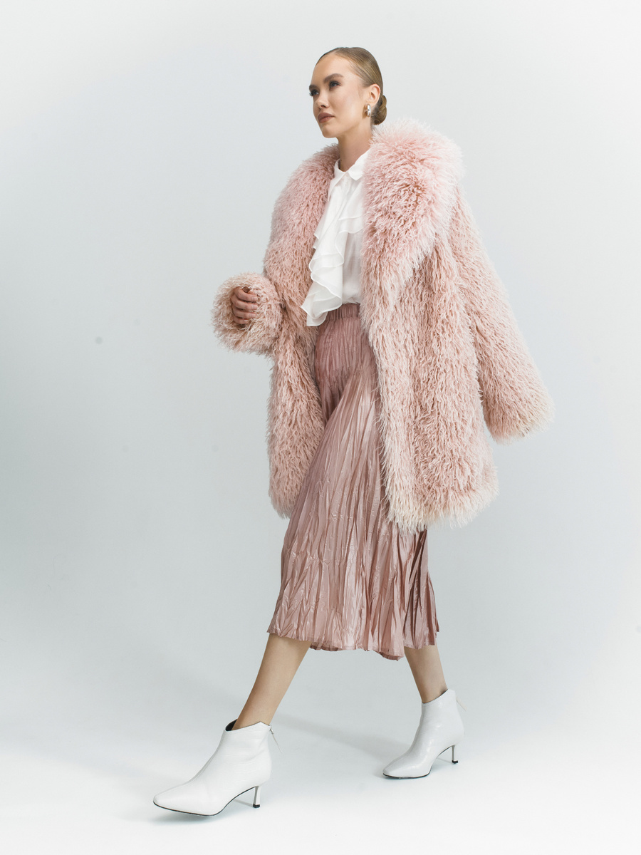 Внутренняя сторона имеет подкладку из полиэфира с мембраной. Кроме эстетической стороны, имеется плюс того, что изделие благодаря такой подкладки, защищает от ветра и дышит. Материал с внутренней стороны имеет эффектную фактуру, похожую на натуральную замшу. Эко шуба подходит для температуры от 0 °С до -15 °С.