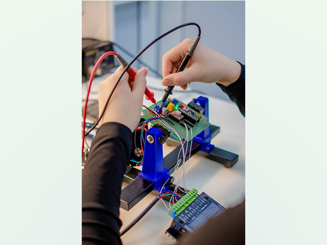 Тверская студентка придумала самую умную скамейку