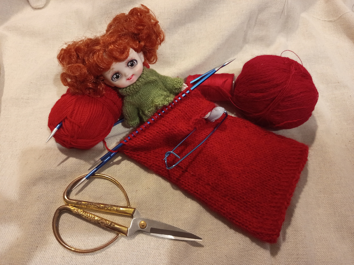 Помощница старается.