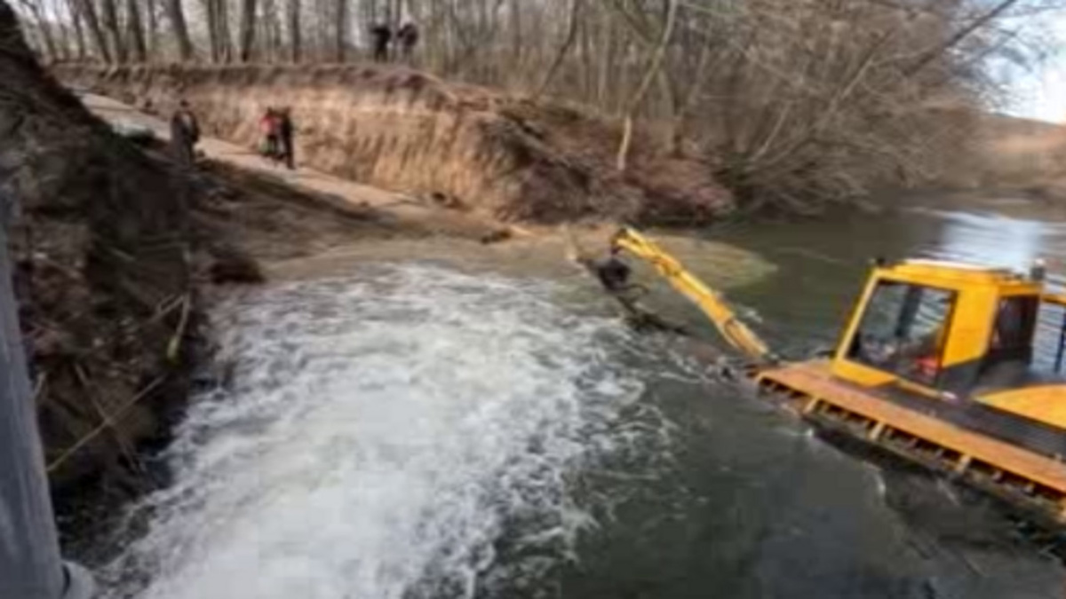    В Курске продолжается очистка реки Тускарь