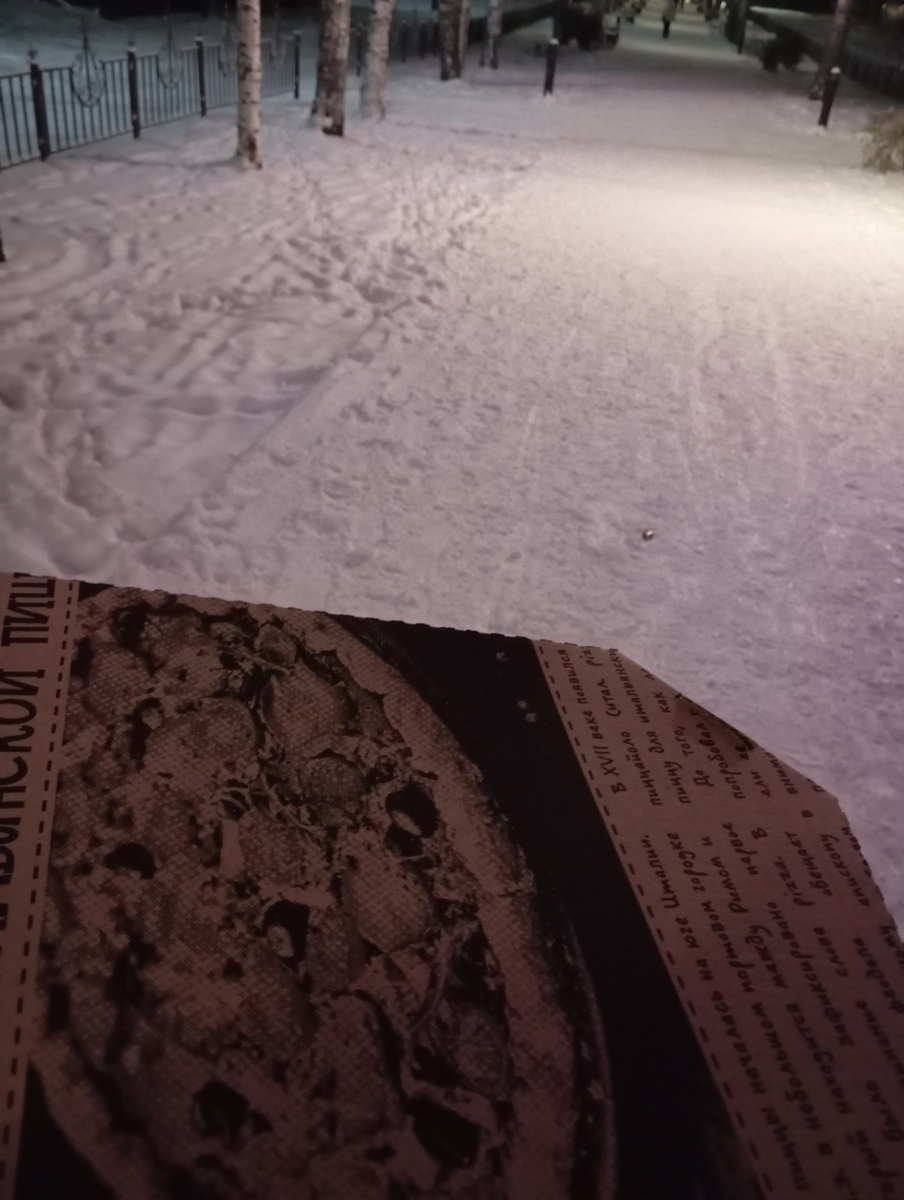 Возвращаюсь с выигрышем. Надо, кстати, прогуляться по вечерней деревне и показать вам наши интересные места. 