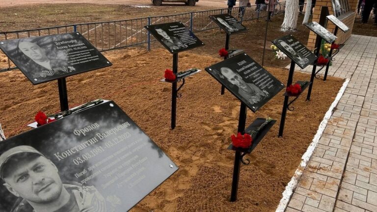    В Илекском районе открыли мемориальные доски участникам СВО Оренбуржье