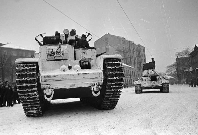 На фото Танки Т-35 и Т-34 из танкового полка на базе учебной техники Военной академии механизации и моторизации РККА имени И. В. Сталина. Ноябрь 1941 года