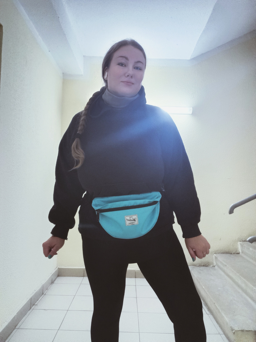 Три месяца как я возобновила бег. Вот теперь делаю фотки в подъезде и ещё влияю на свой визуал беговыми тренировками 💪