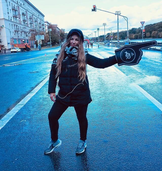 Это я 78-80 кг в 2019 году на забеге. Не бегу, поддерживаю атлетов и друзей. И очень стесняюсь того, что набрала вес. 