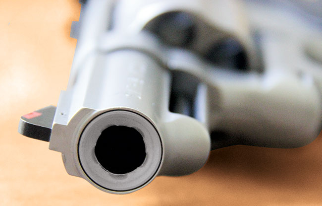 Ствол, как и в других моделях Smith & Wesson, состоит из двух частей: резьбы и кожуха. По словам производителя, такая конструкция повышает натяжение и точность стрельбы, а также снижает расходы.