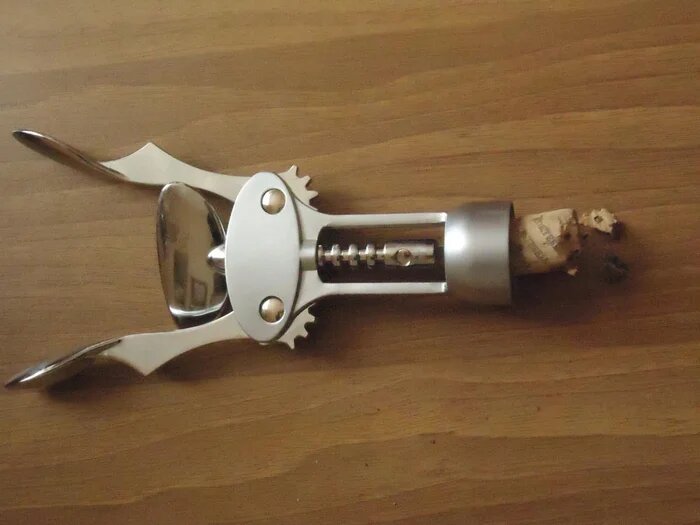 Такой штопор крошит винные пробки