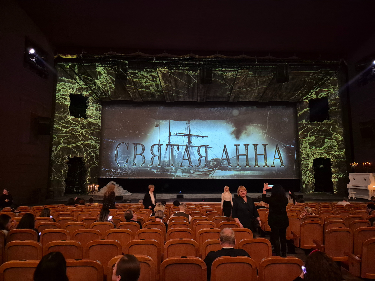 Большой зал театра Российской Армии рассчитан на 1500 мест.