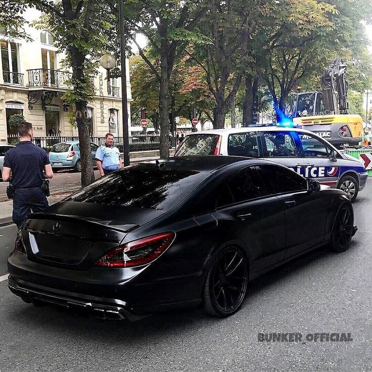 Существуют разные направления спортивного тюнинга для Mercedes-Benz CLS, которые включают как внешние изменения, так и доработку технических характеристик. 
Производители тюнинга
Известные производители, предлагающие тюнинг-комплекты для Mercedes CLS: 
Brabus: Предлагает полный спектр доработок, от аэродинамических обвесов до увеличения мощности двигателя и спортивных выхлопных систем.
Supersprint: Специализируется на спортивных выхлопных системах, которые улучшают производительность и звучание автомобиля.
Wald Bison: Известен своими агрессивными комплектами обвесов, например, для модели CLS-класса (C218).
CSR Automotive: Производит элементы внешнего обвеса, такие как накладки на бампер, для модели CLS C257. 
Тюнинг-комплекты и характеристики
Внешний тюнинг
Аэродинамический обвес: включает передние и задние бамперы, спойлеры на крышку багажника (например, AutoTecknic для W218) и диффузоры. Эти элементы улучшают аэродинамику и придают автомобилю более агрессивный вид.
Спортивные детали: расширители арок и капоты из легких материалов, таких как карбон или стеклопластик, доступны у разных производителей, включая Pro-Tuning. 
Тюнинг двигателя
Чип-тюнинг: Прошивка электронного блока управления двигателем (ЭБУ) позволяет значительно увеличить мощность и крутящий момент. Например, ателье Seven Force предлагает прошивку для Mercedes CLS 63 AMG (C218), которая увеличивает мощность.
Модернизация выхлопной системы: Установка спортивного выхлопа, например, от Supersprint или Brabus, улучшает производительность двигателя и создает более спортивный звук.
Спортивные фильтры: Установка новых воздушных фильтров помогает увеличить производительность двигателя. 
Тюнинг подвески
Спортивная подвеска: Установка спортивных компонентов подвески, таких как рычаги, позволяет улучшить управляемость и стабильность автомобиля. 