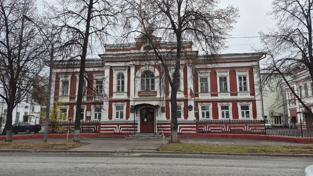 в центре много таких зданий