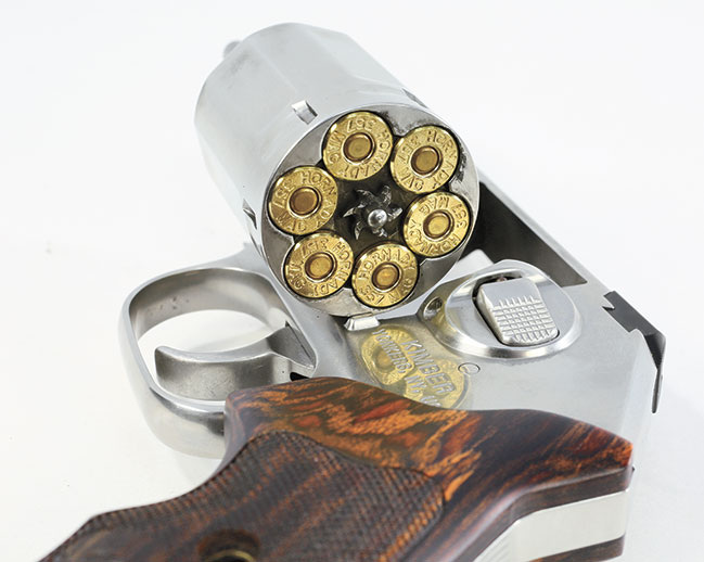 K6s DCR — это шестизарядный револьвер двойного действия. Он создан под мощный патрон .357 Magnum. Оружие также подходит для патронов .38 Special и .38 +P. Эти калибры считаются более удобными для большинства стрелков.