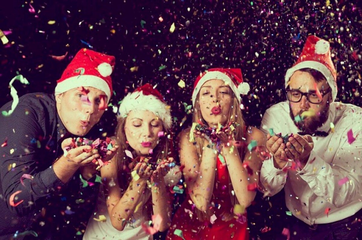 Готовая подборка смешных и простых конкурсов на Новый год 2025-2026 для семьи, корпоратива и веселой компании. Застольные, активные и универсальные игры, которые понравятся всем.
