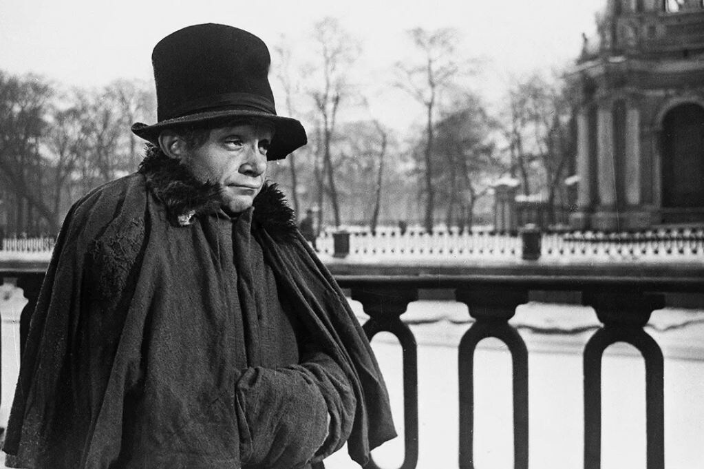 Роллан Быков в роли Акакия Акакиевича в фильме "Шинель" (1959г.)