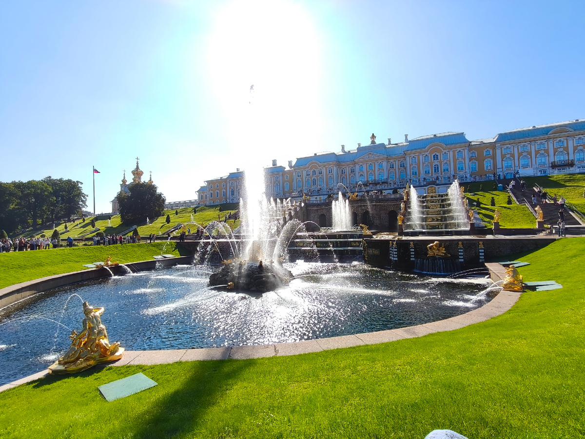 Каскад фонтанов в Петергофе перед дворцом. 8 сентября 2025 года.