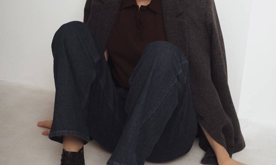 Существует босоногая обувь, в которой нет привычной «жёсткости» — в ней нога движется, как без обуви, но с защитой от асфальта и острых