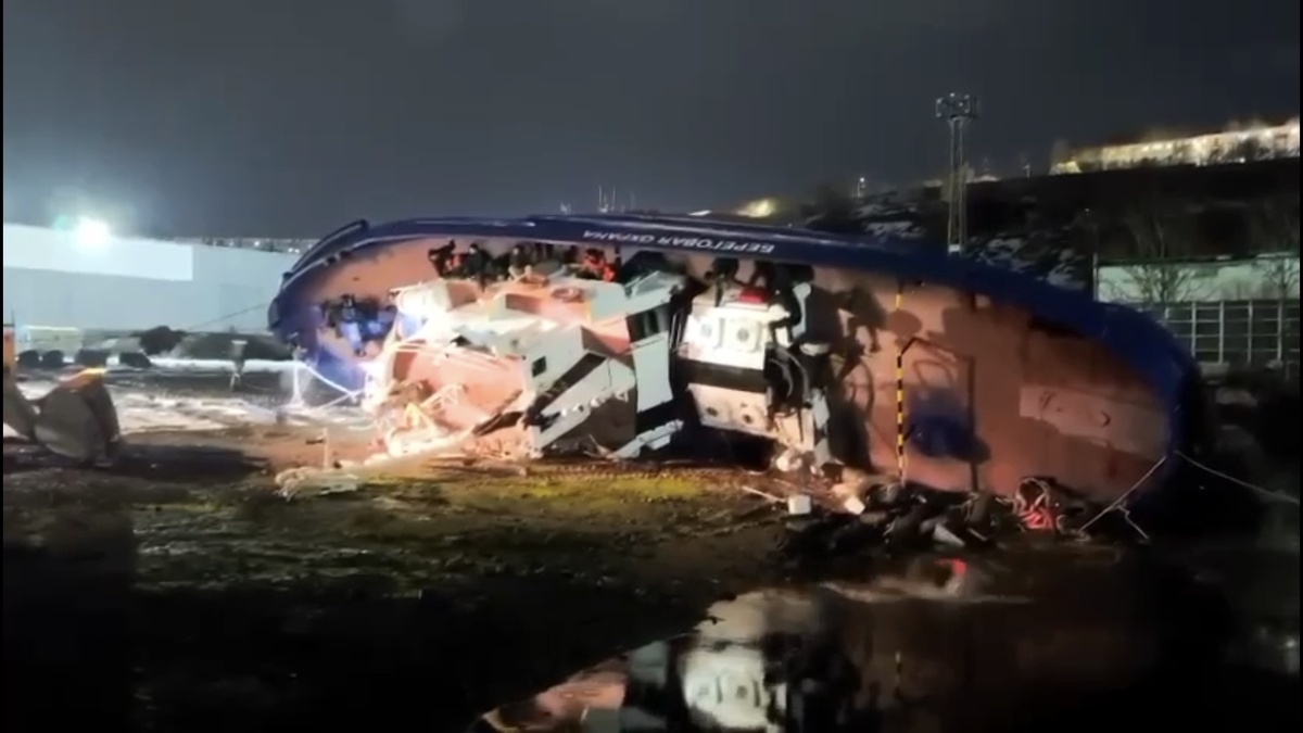Пограничный корабль завалился на бок на СРЗ в Петропавловске-Камчатском 6 ноября. Фото из соцсетей. 