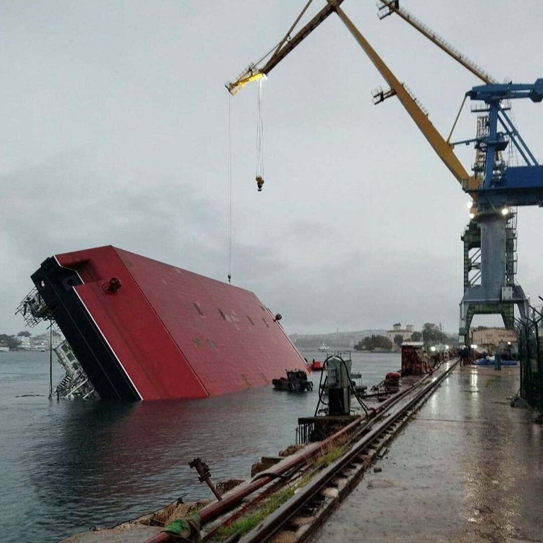 Плавучий кран опрокинулся на Севморзаводе в Севастополе 27 октября. Фото из соцсетей. 