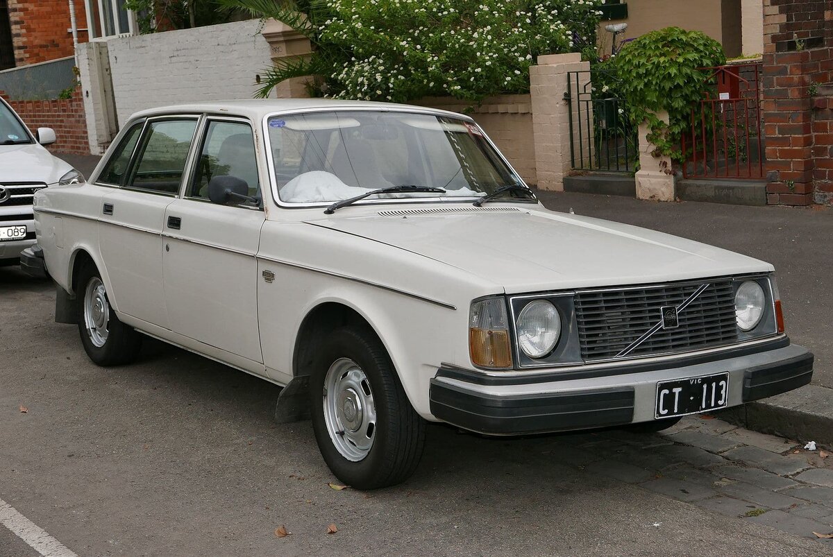   Volvo 240 DL с круглыми фарами