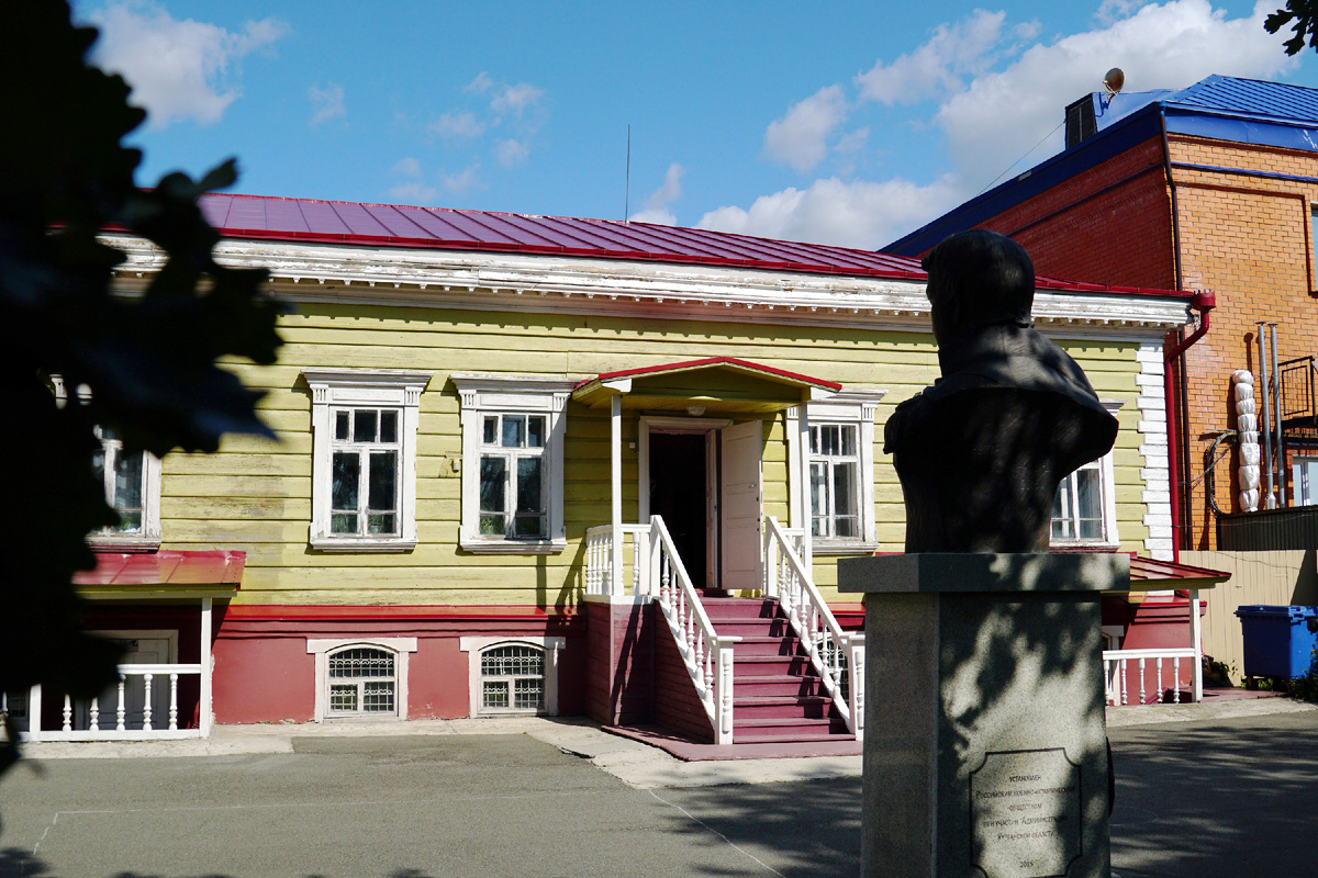 Когда-то город был местом ссылки. Здесь отбывали наказание 13 декабристов. Один из них Михаил Нарышкин жил в этом доме.