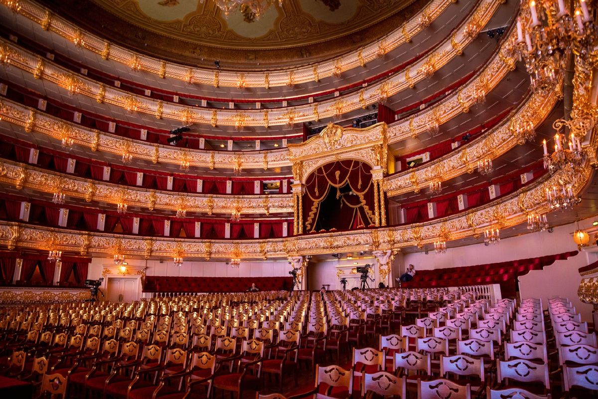 Полный гид по экскурсиям в Большой театр: актуальные цены 2025-2026, расписание, как купить билеты на официальном сайте и что вы увидите внутри исторического здания.