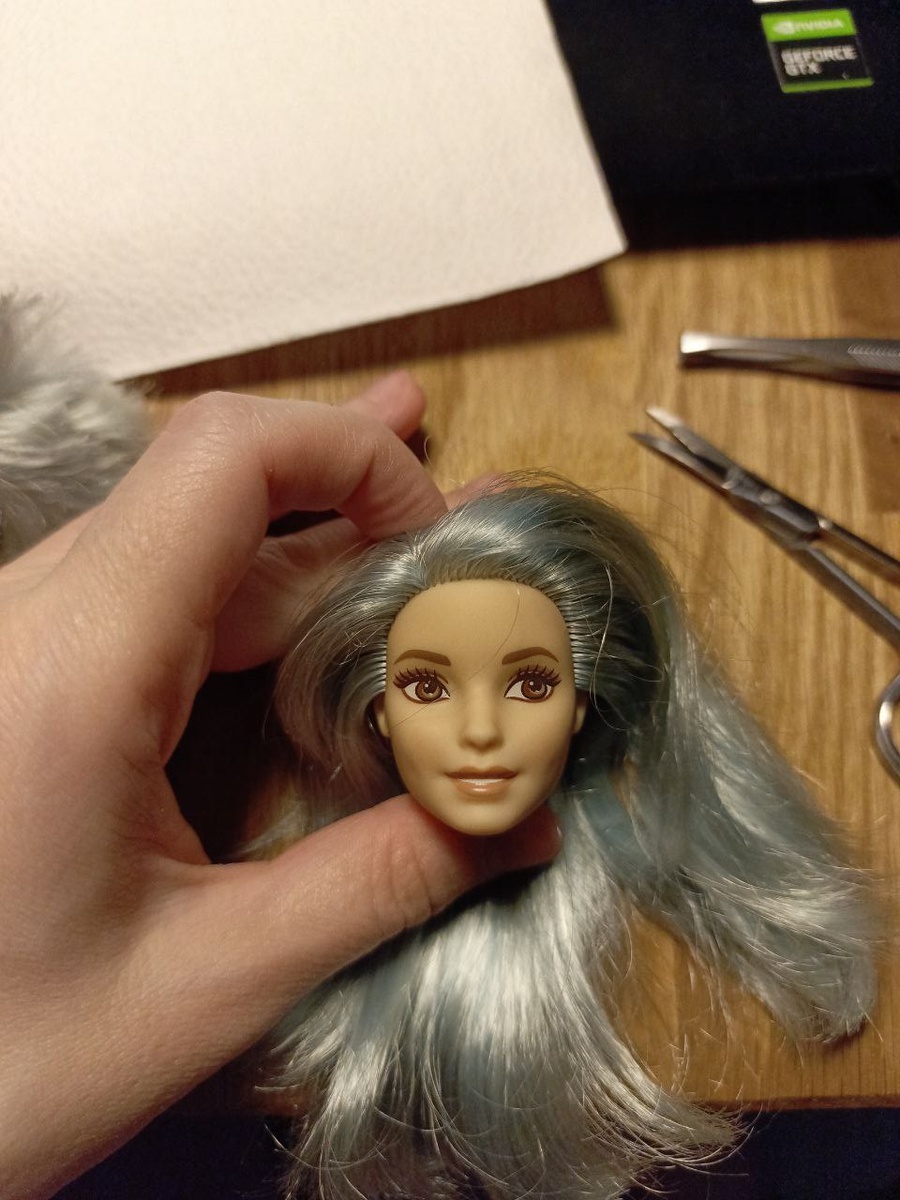 Голова Fashionistas 69 с кривым мейком. Её я покупала ради волос. 