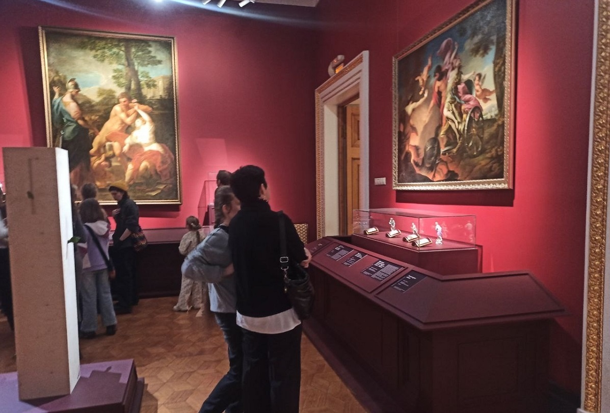    Современные экспонаты необычно вписаны в музейную обстановку классического западноевропейского искусства