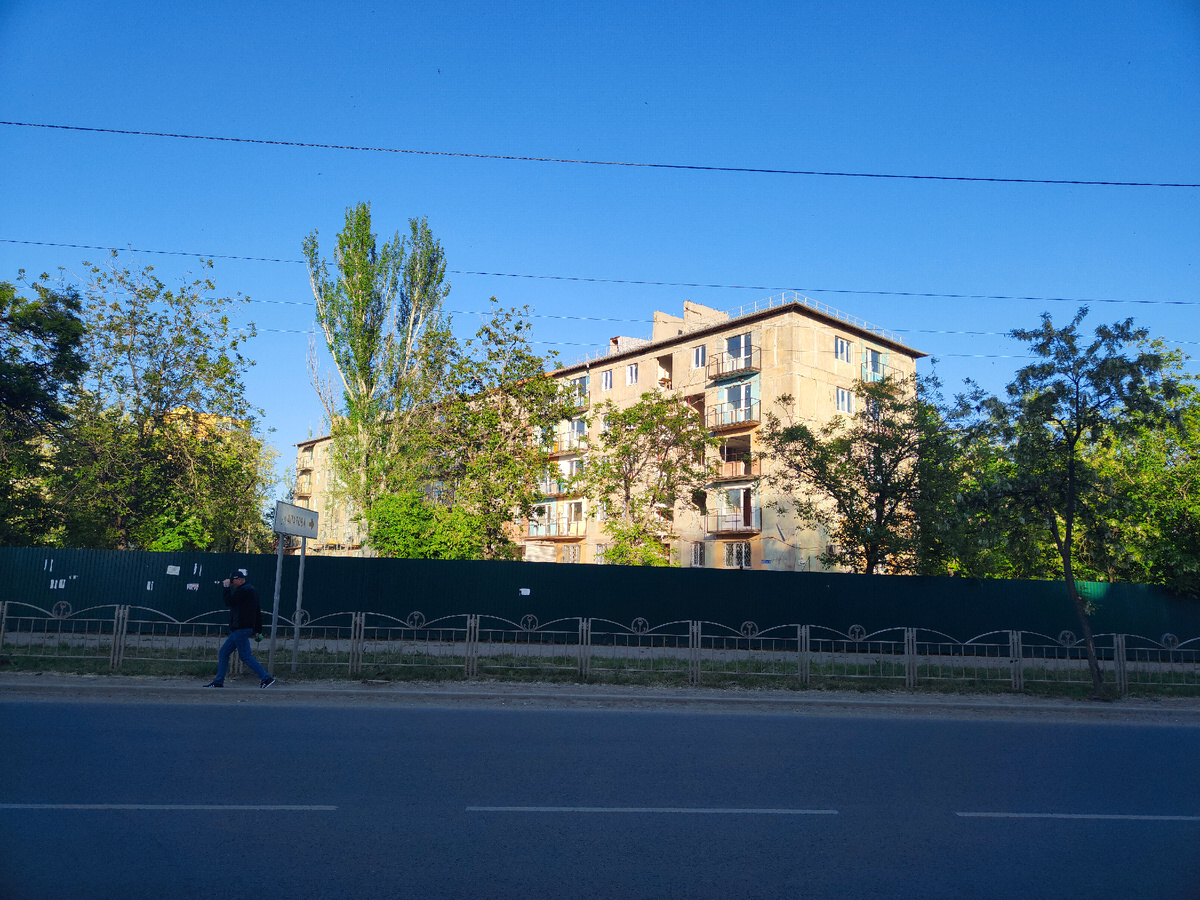 Справа на четвёртом этаже окна нашей квартиры.