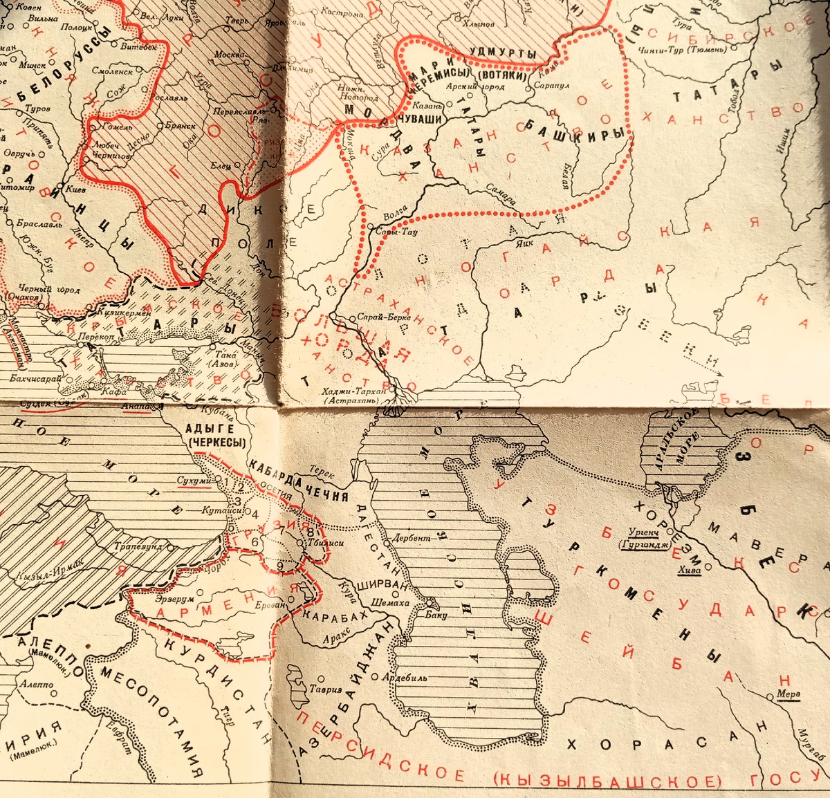 Фото автора из одной из книг его библиотеки