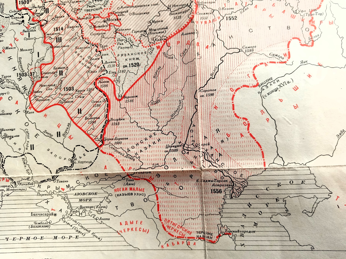 Фото автора из одной из книг его библиотеки