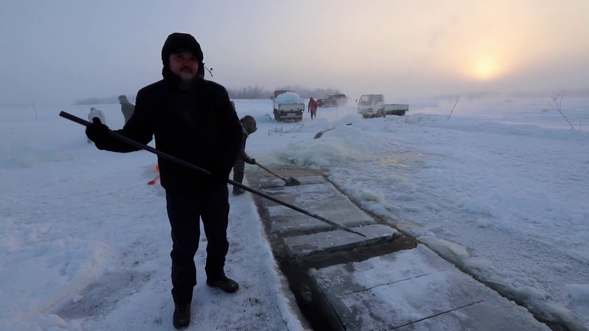 Рисуют на реке майну: так зарабатывают  30 000 руб/день - столько получается у одной бригады