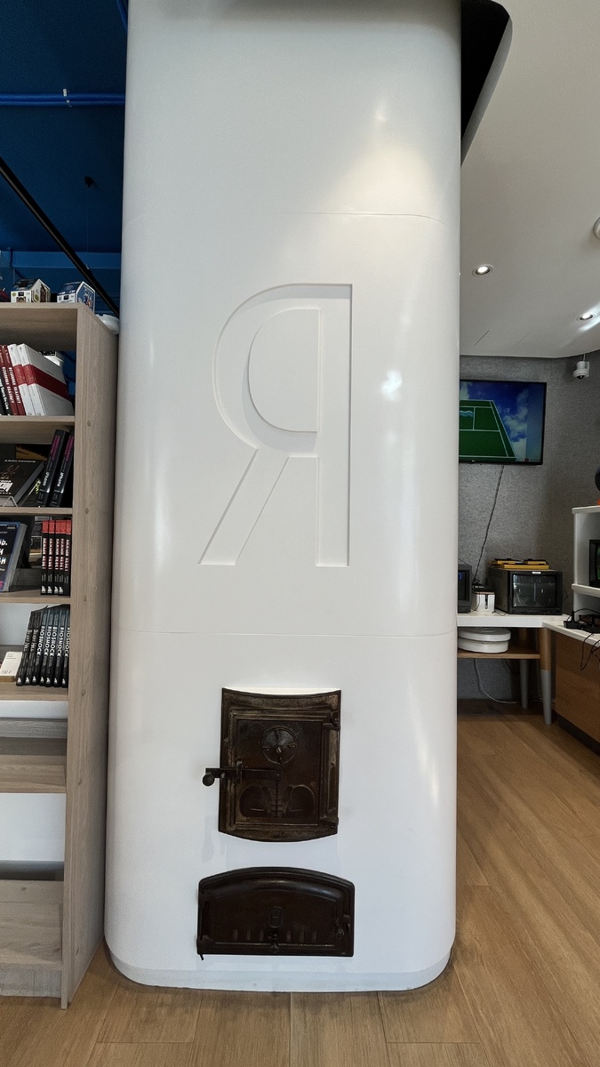 Вот эта печка и разграничивает пространство, справа - музей