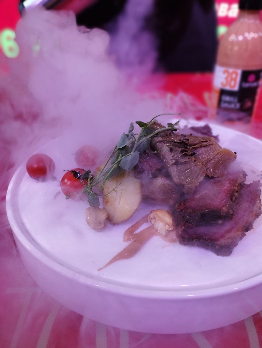 Брискет из мраморной грудинки с грибами и муравьями.