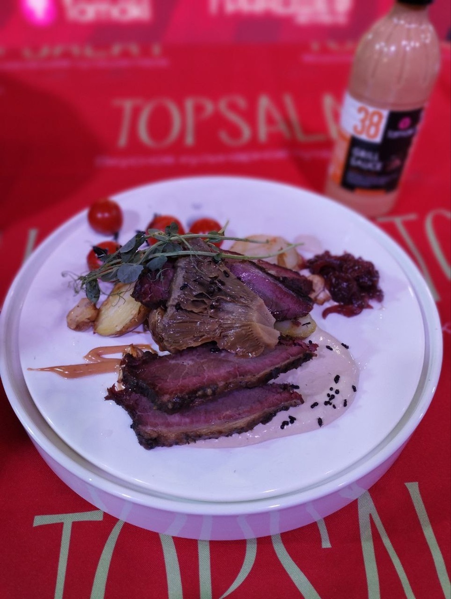 Брискет из мраморной грудинки с грибами и муравьями.