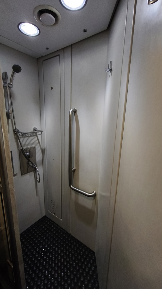 А в конце вагона душ! Это прям меня очень удивило! Да в таком вагоне можно путешествовать Москва-Владивосток))