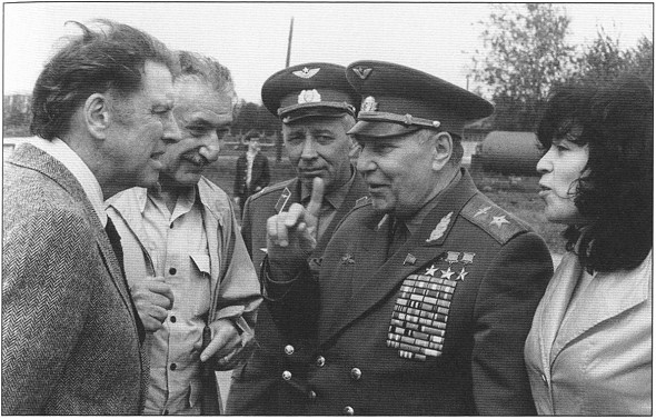 Берт Ланкастер на съемках документального фильма «Неизвестная война» 1975 года: разговор с ведущим совместного проекта СССР и США. Фото с места событий.