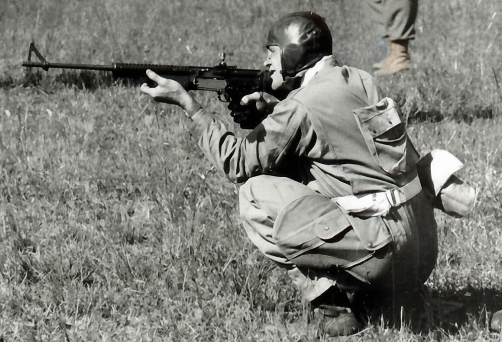 Лейтенант КМП США Гарри Тогерсон стреляет из пулемёта Джонсона в ходе полевых испытаний этой оружейной системы, 1941 год.