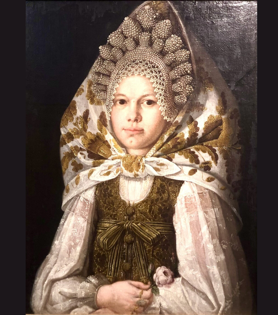 Торопчанка с цветком. Первая половина XIX века. Одиниз самых необычных кокошников — «шишак» Торопецкого уезда Псковской губернии