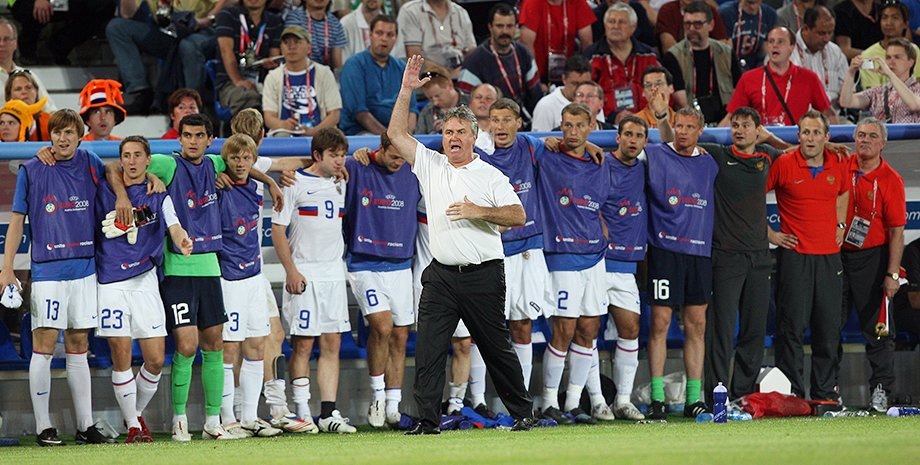 Гус Хиддинк и Сборная России во время матча Нидерланды - Россия (21 июня 2008 года). Тренер Сборной России по Футболу с 2006 по 2010 годы
