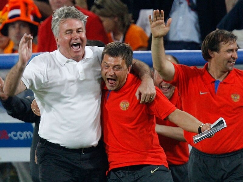 Гус Хиддинк, Игорь Корнеев и Александр Бородюк после финального свистка футбольного матча Нидерланды - Россия (21 июня 2008 года)