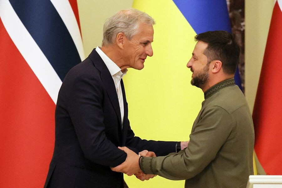    Премьер-министр Норвегии Йонас Гар Стёре и глава киевского режима Владимир Зеленский / Источник: © OLEG PETRASYUK/EPA/ТАСС