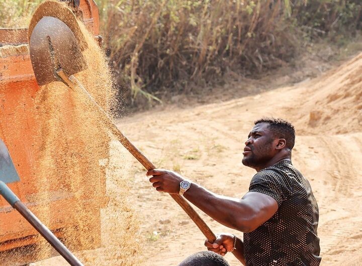 Френсис Нганну на песчаном карьере 