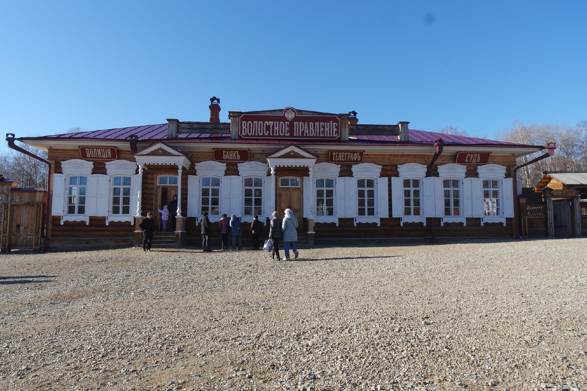 самое оживлённое место это волостное правление "У Сталина", - как я его в шутку называю.