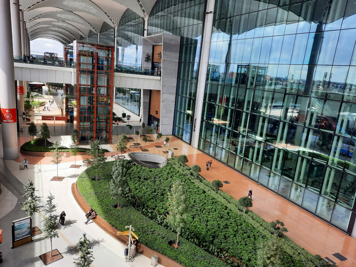 Нет, это ещё  не Европа, а аэропорт Стамбула, который сегодня является пересадрчным хабом, открывающим для большинства российских путешественников окно в Европу