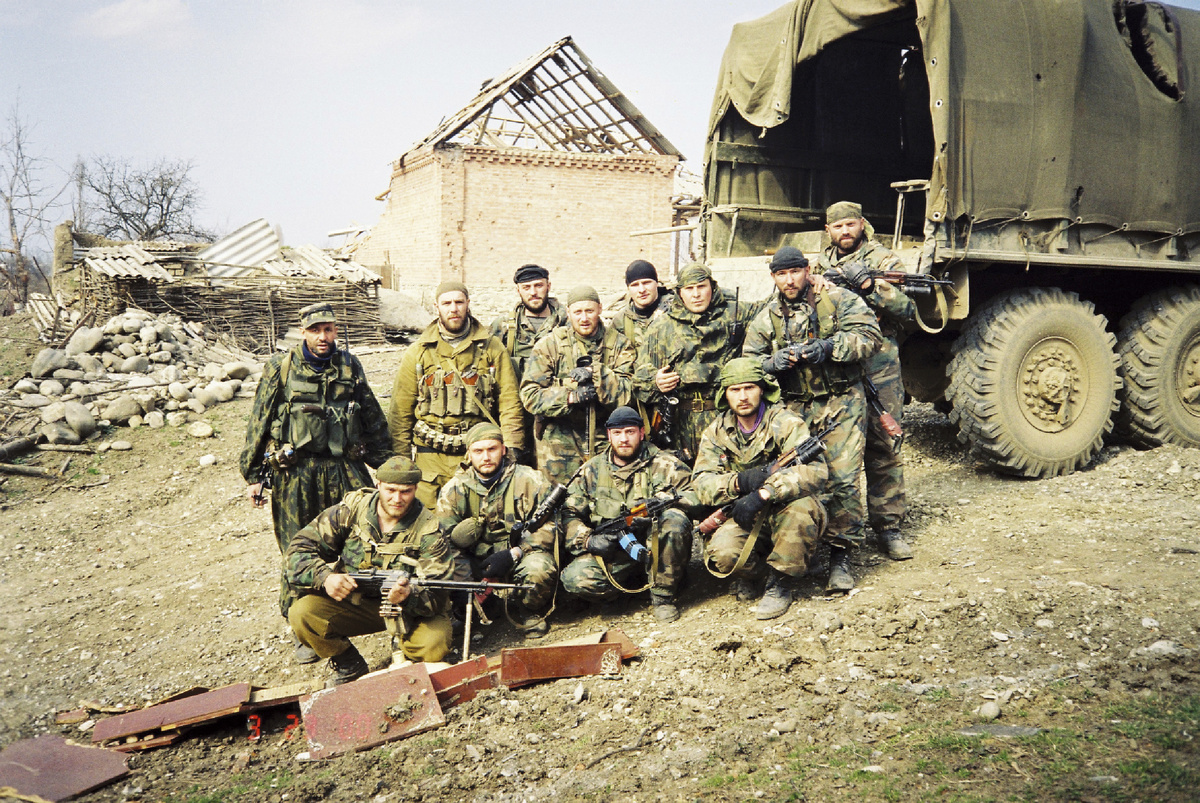 Бойцы отряда спецназа "Тайфун" после завершения боёв. Комсомольское, Чечня. Март 2000 г. 