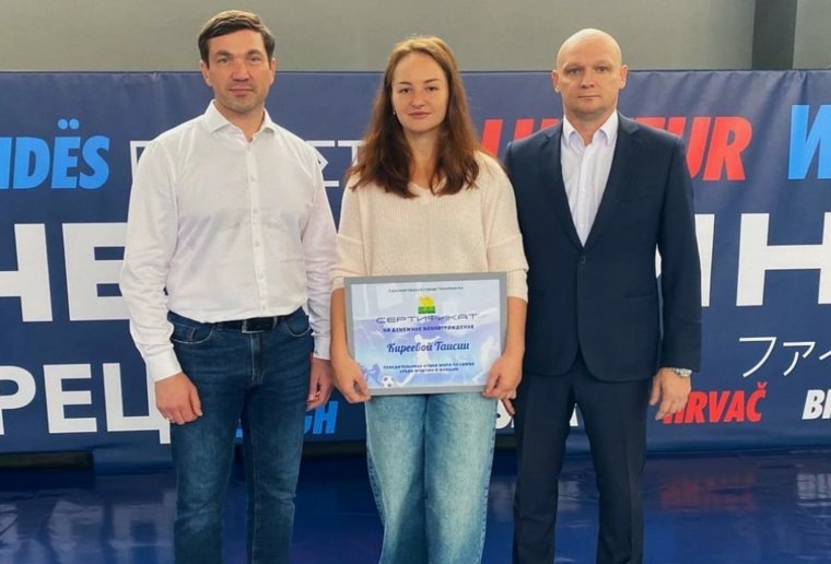     Алексей Лошкин (слева) рассказал о победе Таисии Киреевой (в центре) на чемпионате мира по самбо