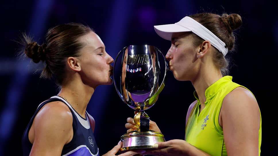 Вероника Кудерметова и Элизе Мертенс.📷Фото: Hamad I Mohammed / Reuters